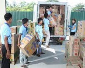 Bốc xếp hàng hóa tại các kho 